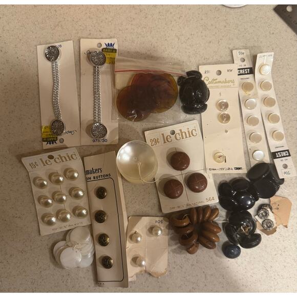 Lot of Buttons - Picture 1 of 4